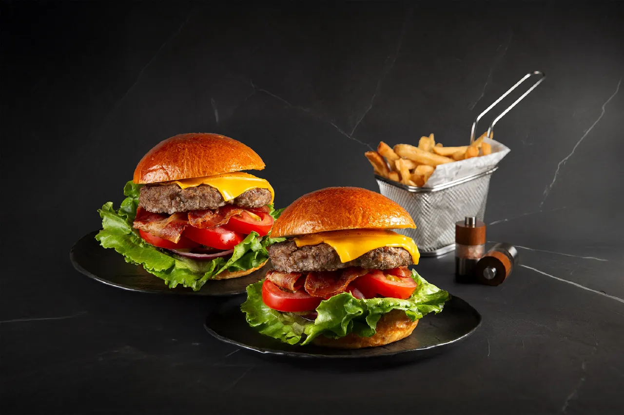 台北万豪「1+1好食成双」双11快闪优惠，Lobby Lounge不限平假日，晚间6时至9时点购经典牛肉培根切达起司汉堡，原价600元+10%，享第二份优惠加购价111元+10%。业者提供