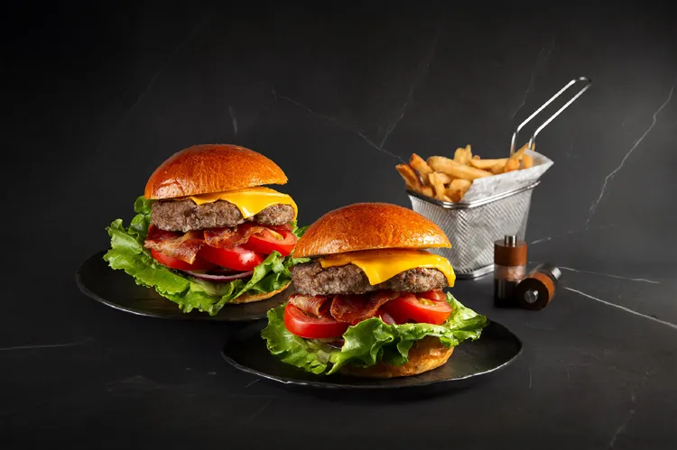 台北萬豪「1+1好食成雙」雙11快閃優惠，Lobby Lounge不限平假日，晚間6時至9時點購經典牛肉培根切達起司漢堡，原價600元+10%，享第二份優惠加購價111元+10%。業者提供