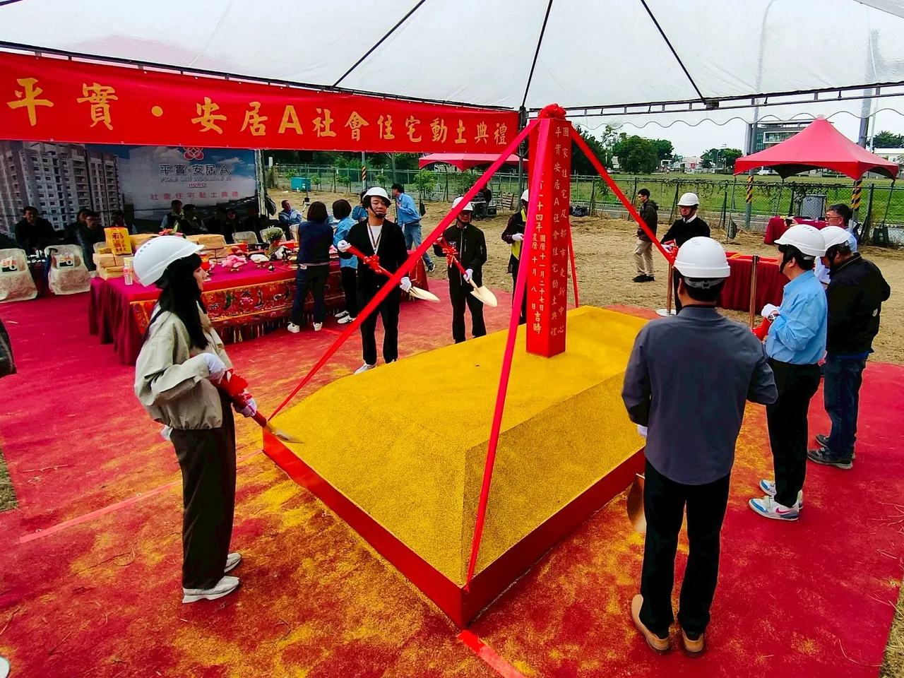 国家住宅及都市更新中心27日于台南市东区举办「平实安居A」社会住宅动土典礼，138户住宅单元预计2028年竣工。住都中心提供