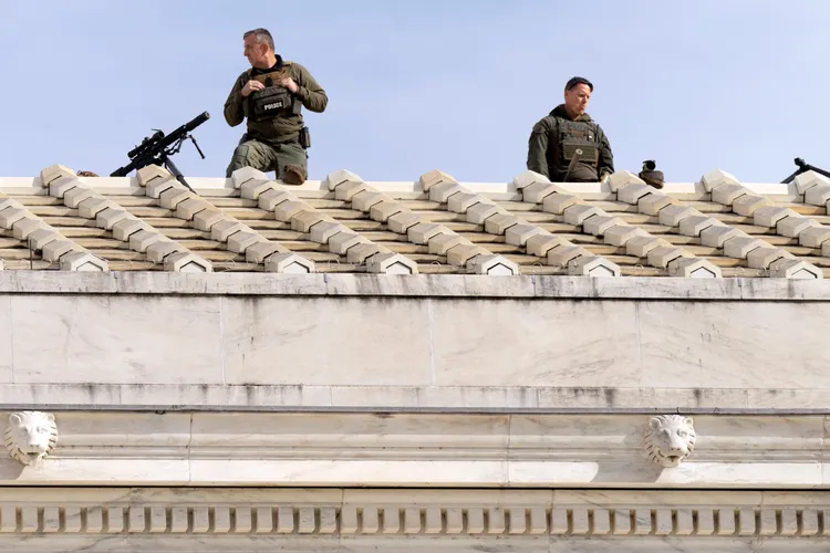 狙击手在最高法院屋顶上戒备。美联社