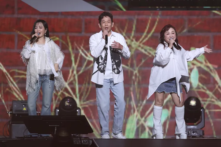 于台煙（左一）參與「民歌50高峰會 最終加場」，今台北小巨蛋登台演出。