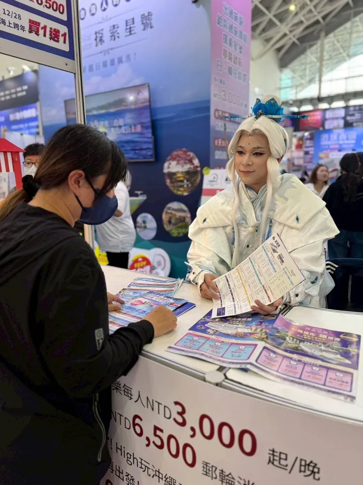 素還真來到旅展現場造勢。麗星郵輪提供