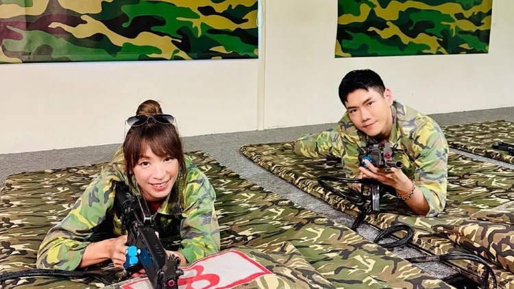 段慧琳（左）和小鹿模擬射擊有模有樣。民視提供