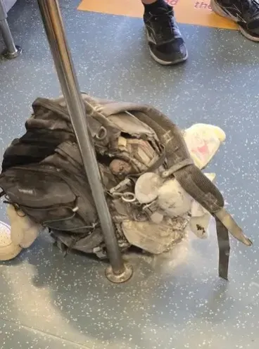 学生背包携带行动电源自燃。翻摄Threads/tw.tra.train.flight.pig