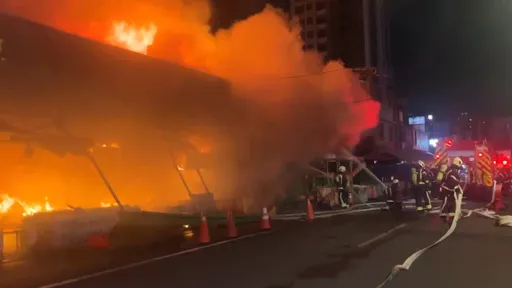 桃園南門市場大火！受困、傷亡人數不明　消防人員搶救中