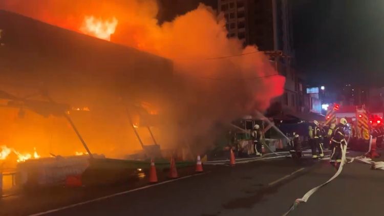 桃園南門市場大火！受困、傷亡人數不明　消防人員搶救中