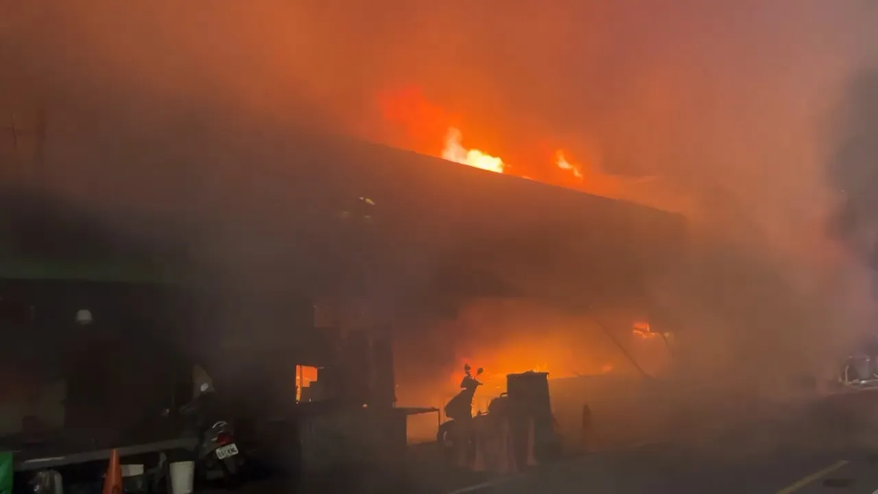 现场火势猛烈。桃园市消防提供