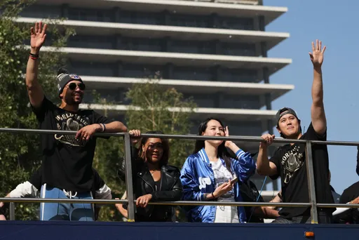 大谷翔平妻子拿iPhone 13引热议　日球迷：她已拥有世界最棒的「17」