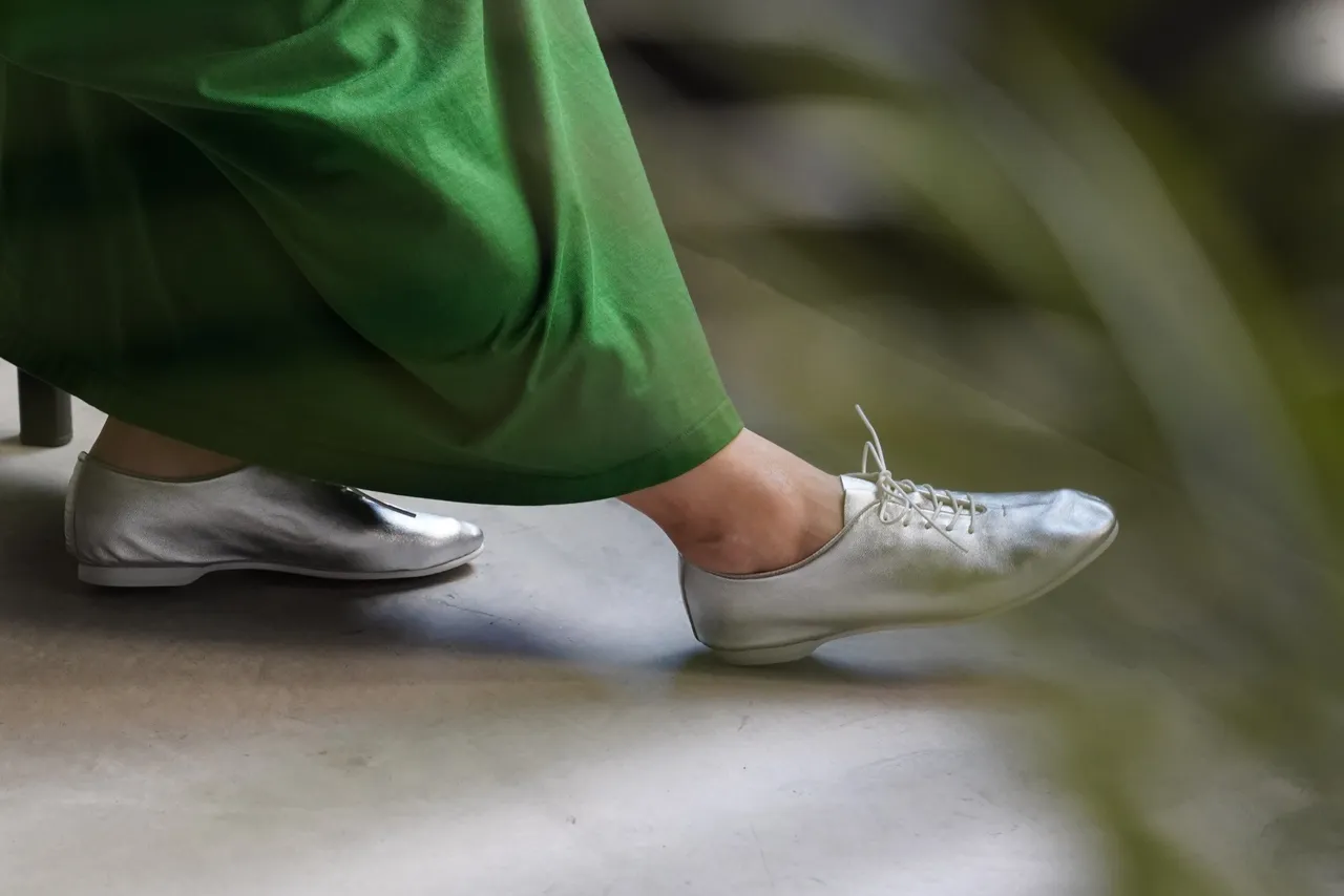 Je t‘emmène擅长在经典鞋型中注入旅行感。品牌提供