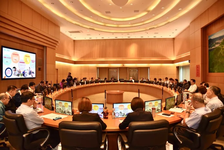 新北市消防局今天上午进行市政会议专题报告，主题为「智能消防救灾 建构安居新北」，展现全方位救灾救护能力与结合科技创新，让效率不断提升。消防局提供