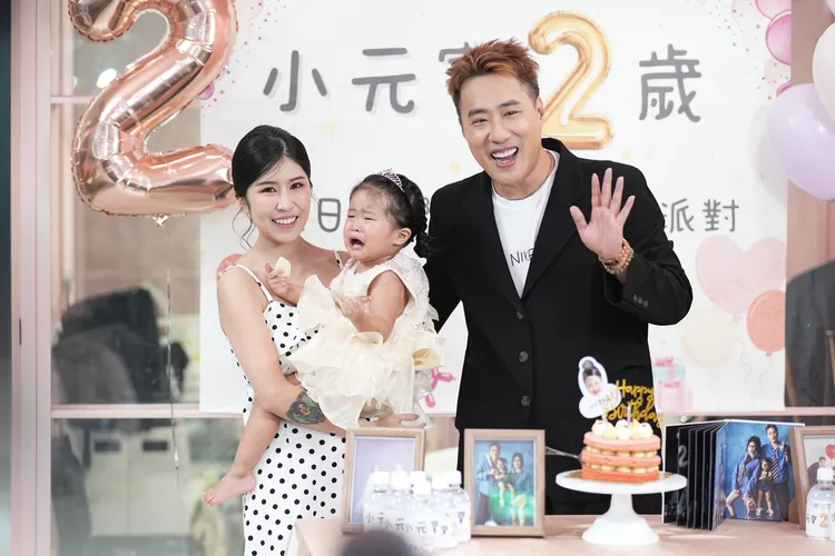 余祥铨（右）与老婆柔柔（左）今天为女儿小元宝举办2岁生日派对，小元宝一开始因不适应而大哭。彭欣伟摄
