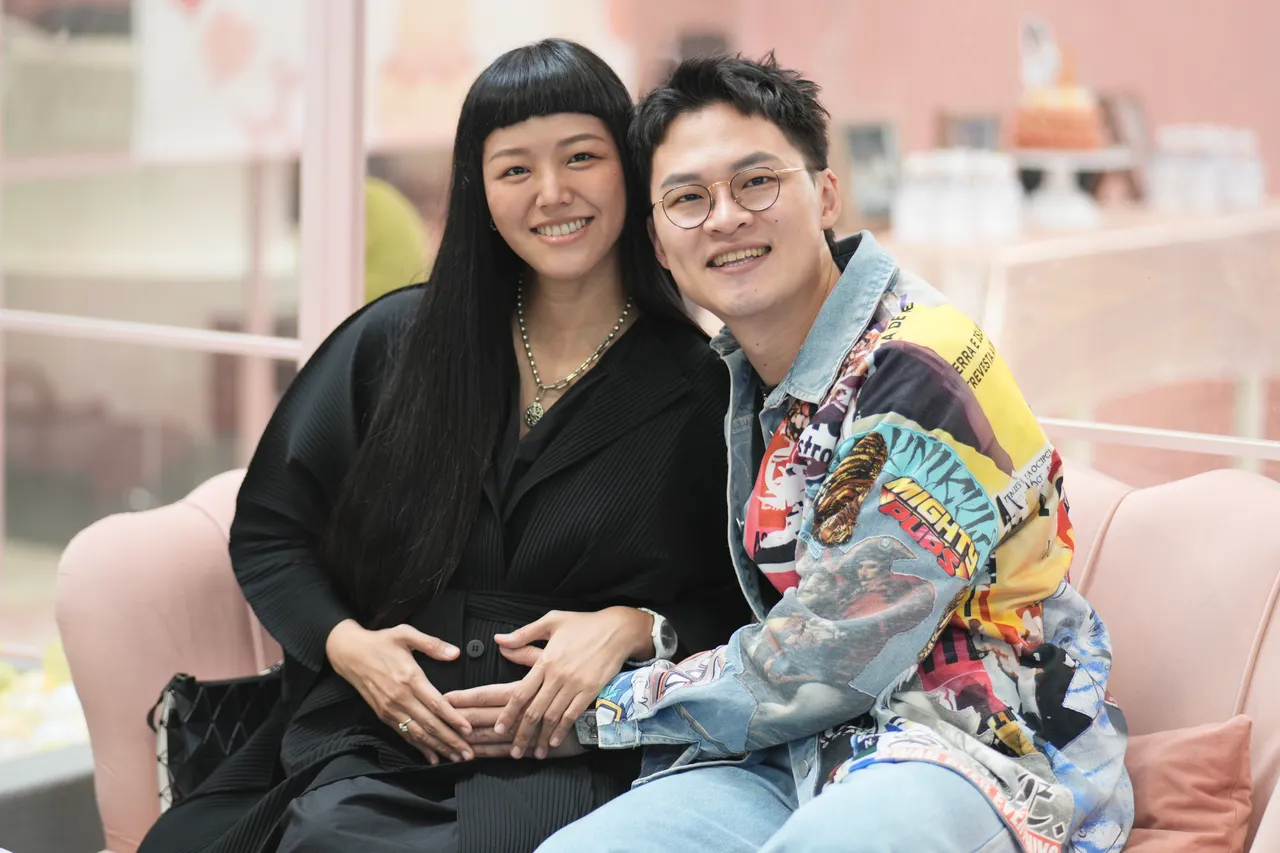 杨升达（右）带怀孕6个月的若绮出席。彭欣伟摄