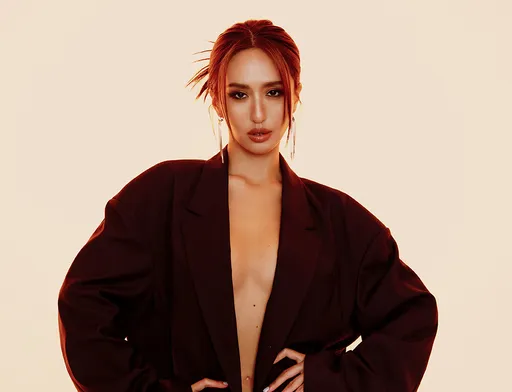 网红蔷蔷深Ｖ开到肚脐　超凶好身材辣到藏不住