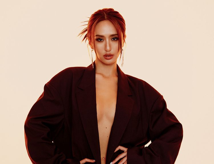 網紅薔薔深Ｖ開到肚臍　超兇好身材辣到藏不住