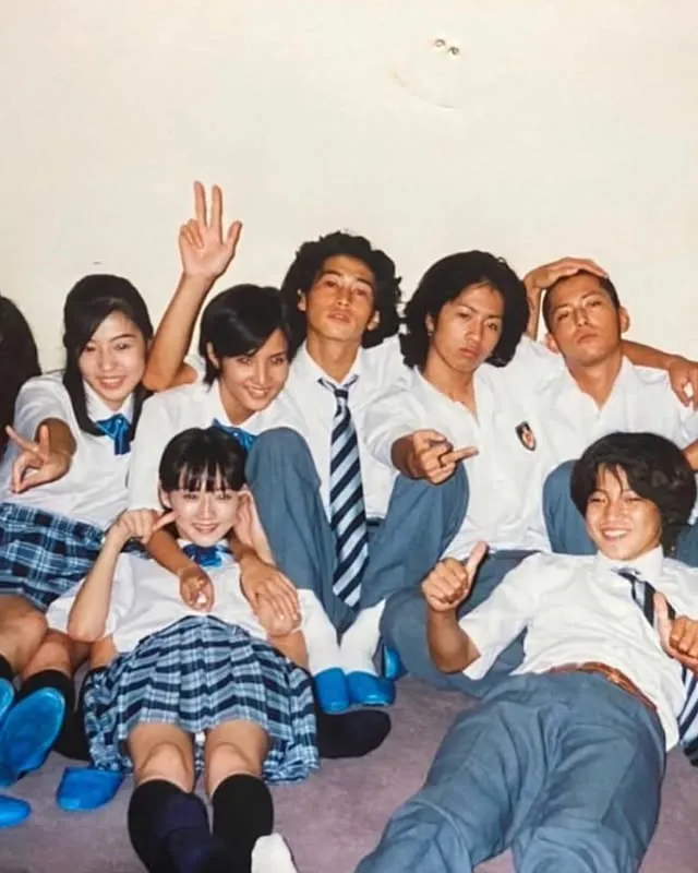 希良梨（左三）1998年在《麻辣教师GTO》饰演学生水树奈奈子。翻摄希良梨IG
