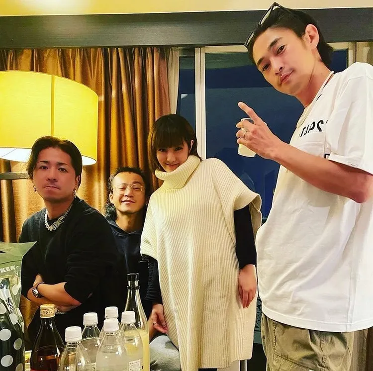 希良梨（右二）和山崎裕太（左起）、小栗旬、窪塚洋介（右）會固定開「同學會」，圖為2021年時相聚，池內博之缺席。翻攝希良梨IG