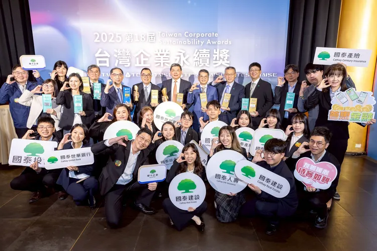 國泰金控勇冠金融業，勇奪「十大永續典範企業獎（服務業組）第一名」，並與旗下各子公司攜手，展現國泰在永續治理、資訊揭露與價值鏈影響力上的全面領先。國泰金控提供