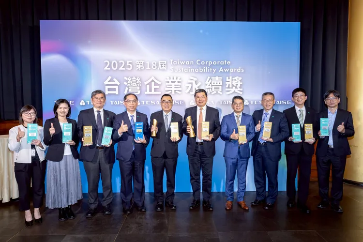 「2025 第十八屆TCSA台灣企業永續獎」於今（26）日舉行頒獎典禮，國泰金控整合集團永續實力，於永續報告獎、永續綜合績效及永續單項績效斬獲多項佳績。圖由左而右為華卡企業總經理呂如萍、國泰金控副總翁少玲、國泰產險副總何子健、國泰世華銀行資深副總張發祥、國泰投信總經理張雍川、國泰金控總經理李長庚、國泰建設總經理李虹明、國泰人壽資深副總陳明環、國泰證券副總呂錦棠、國泰人壽協理孫志育。國泰金控提供