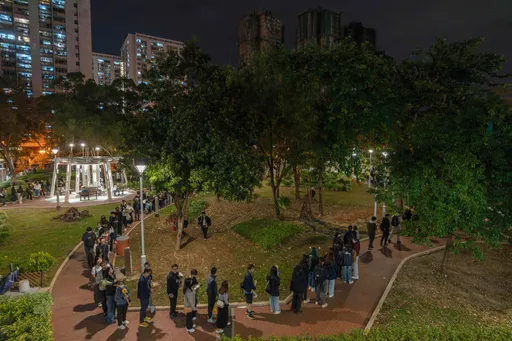 香港宏福苑大火夺128命　悼念人龙怒控：彻查！给死者交代