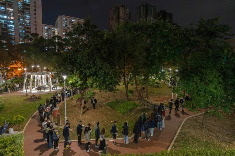 悼念大火罹难者的人龙绵延数百公尺。美联社