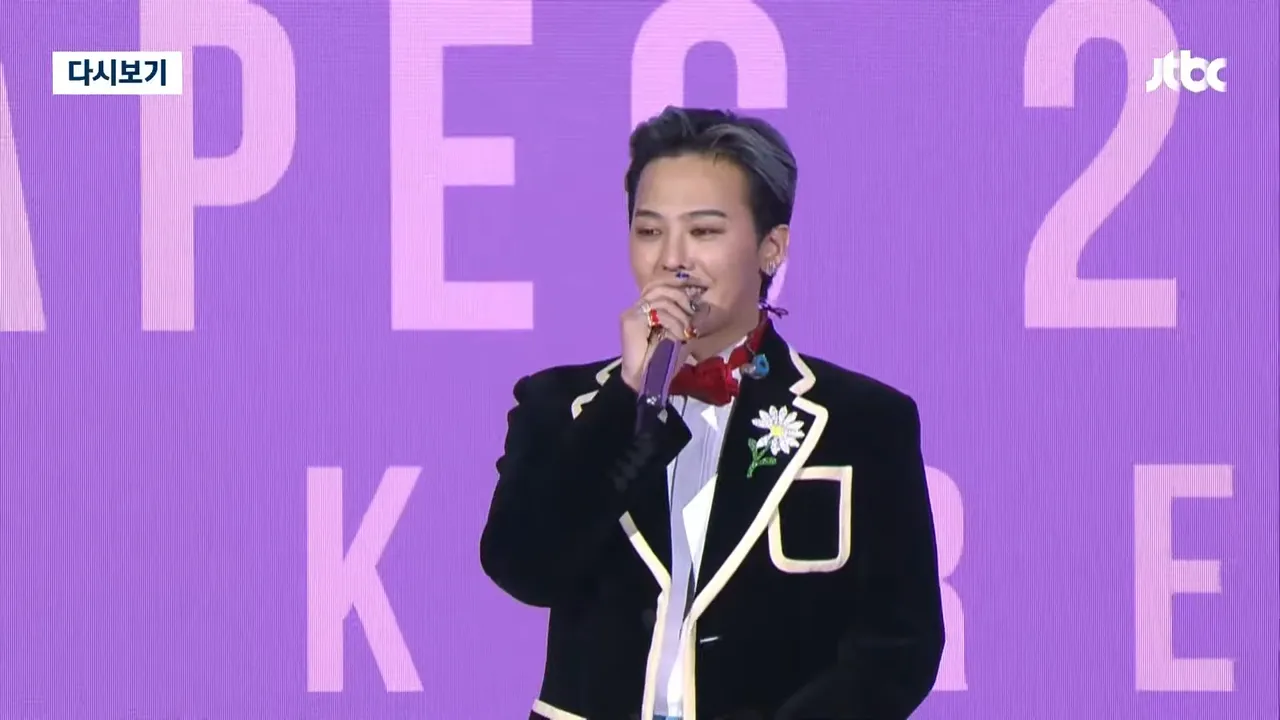 GD昨晚演出自我介绍是APEC宣传大使。翻摄JTBC