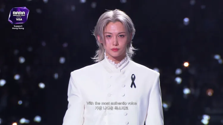 Stray Kids的Felix跟金惠秀一起上台唸悼念詞。翻攝Mnet