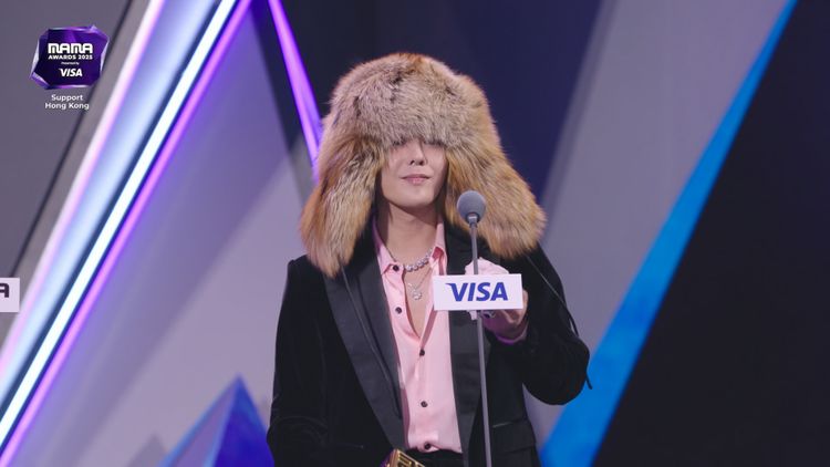 MAMA｜周潤發確定出席！GD別黑絲帶上台領獎「希望帶給大家力量」