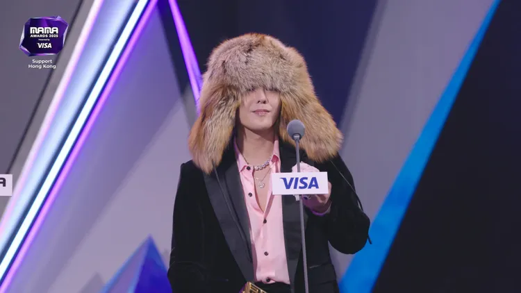 GD率先拿奖，别著黑丝带上台。翻摄Mnet