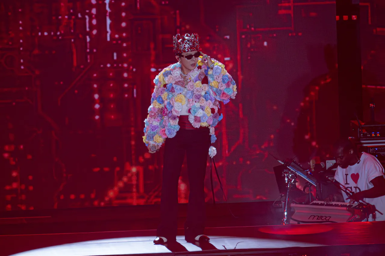 GD身穿花外套、戴著王冠登场。读者提供