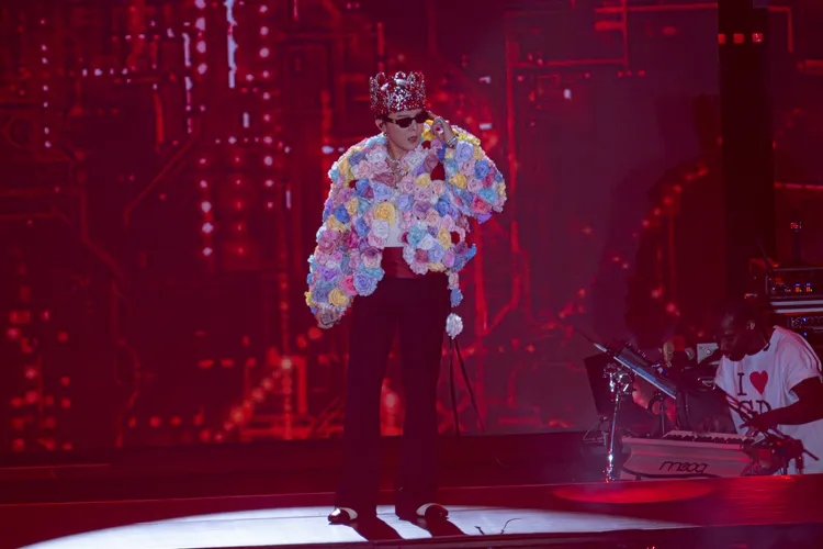 GD身穿花外套、戴著王冠登場。讀者提供