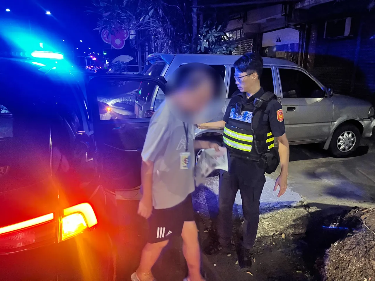 民众协助报警，翁男顺利返家。翻摄画面