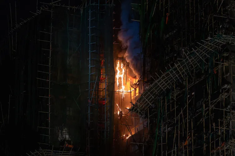 宏福苑大樓仍冒出零星火光。美聯社