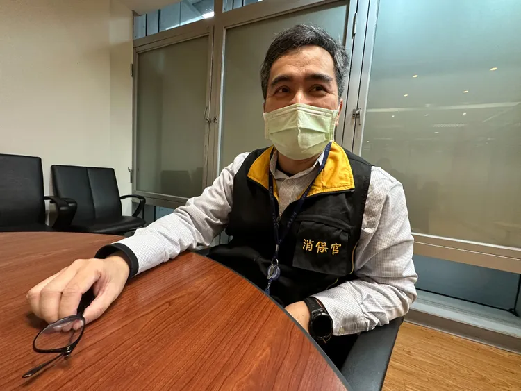 新北市主任消保官王治宇認為，業者可於理賠消費者衣物損壞及身體受傷的損失後，再透過責任保險的理賠來分散風險。。資料照片