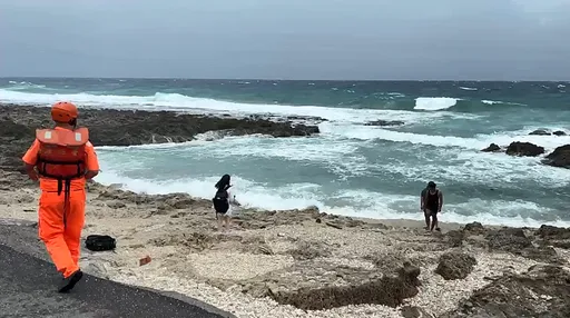 鳳凰颱風來襲！南部海巡啟動防颱整備  籲民眾遠離海邊確保安全