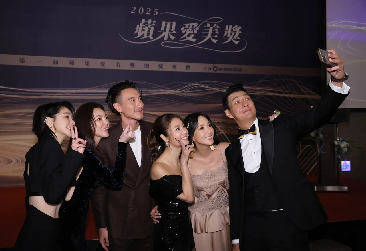 聂云（右起）与颁奖的明星们关颖、林心如、王阳明、曾馨莹、徐若瑄等开心自拍。摄影中心摄