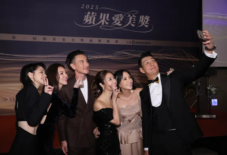 聶雲（右起）與頒獎的明星們關穎、林心如、王陽明、曾馨瑩、徐若瑄等開心自拍。攝影中心攝