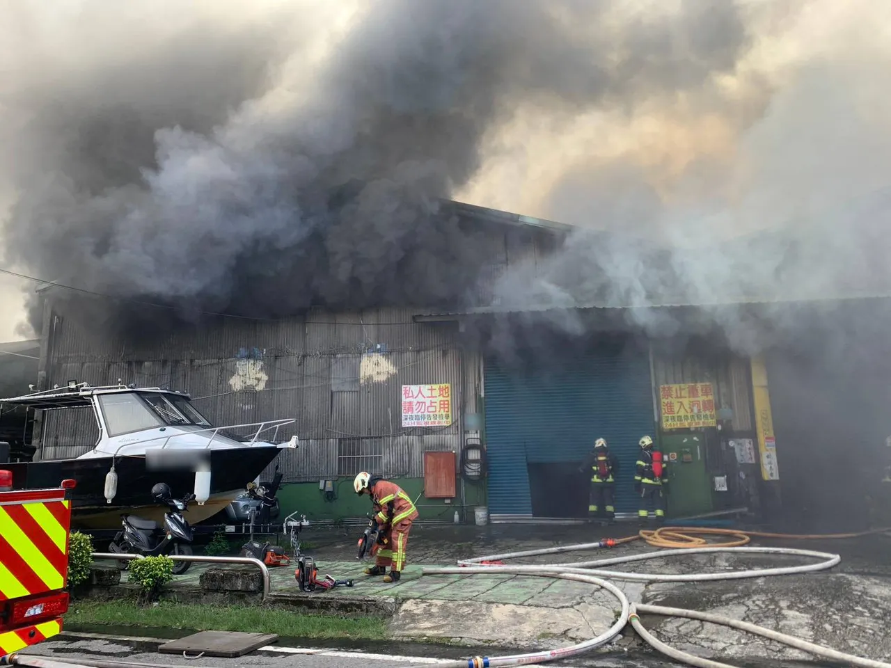 樹林柑園街連棟鐵皮屋火警！濃煙密布涵蓋鄰近國小　校方緊急疏散學生