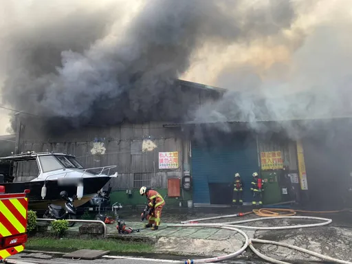 树林柑园街连栋铁皮屋火警！浓烟密布涵盖邻近国小　校方紧急疏散学生