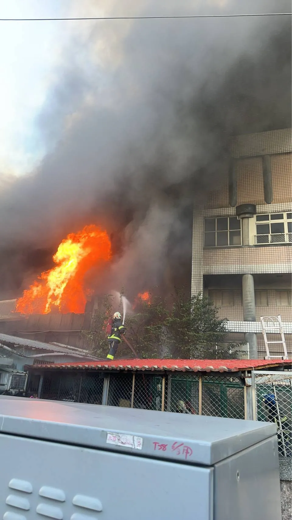 大火伴随浓烟飘出，随著风向吹向附近柑园国小，校方紧急疏散。翻摄画面