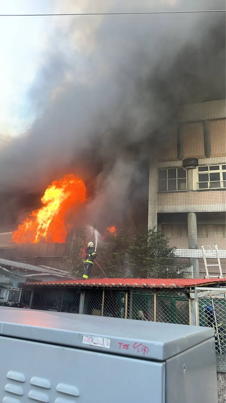 大火伴隨濃煙飄出，隨著風向吹向附近柑園國小，校方緊急疏散。翻攝畫面