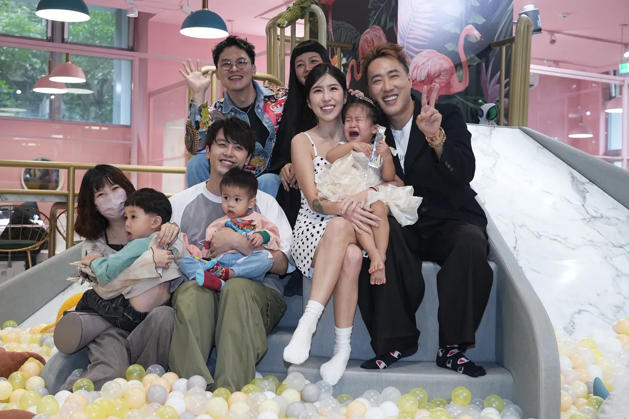 余祥铨（右起）与老婆柔柔为女儿小元宝举办生日派对，杨升达（后排左）带若绮出席。彭欣伟