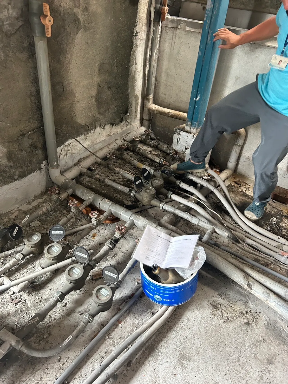 自来水公司强制断水。翻摄画面