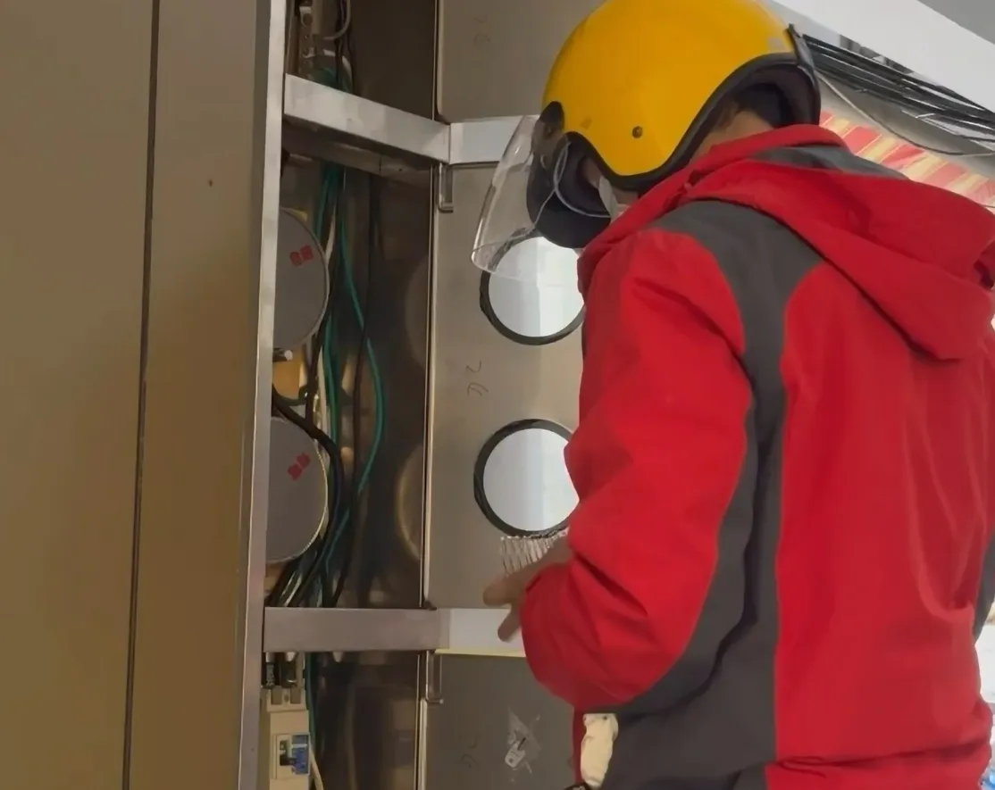 台电人员执行断电。翻摄画面