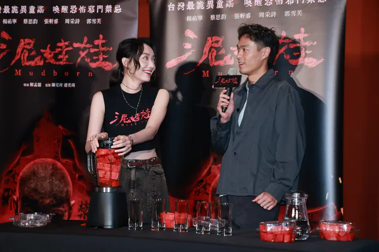 楊祐寧與蔡思韵親手製作鮮紅果汁。攝影中心攝