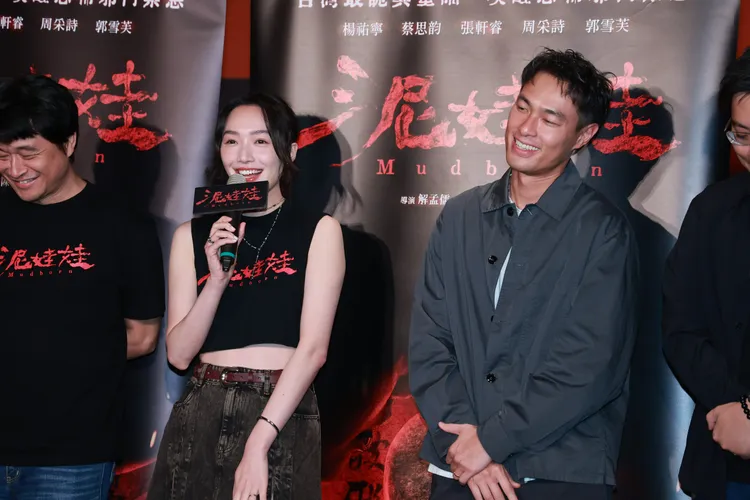 杨祐宁(右)与蔡思韵合体出席票房造势活动。摄影中心摄