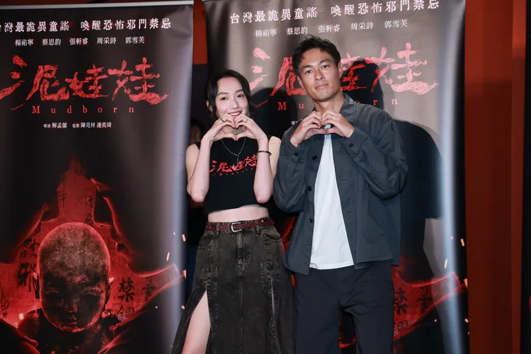 楊祐寧（右）與蔡思韵合體。攝影中心攝