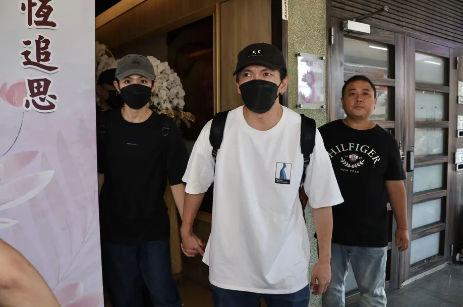 李千娜（左）與黃尚禾在顏正國靈堂開放最後一天，仍到現場表示哀悼。資料照片、莊宗達攝