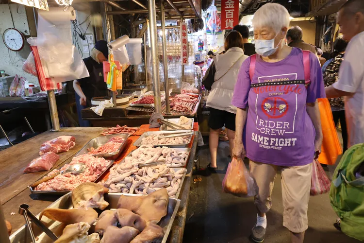 公有市场猪肉摊近期受猪瘟影响，北市府提供免租与补贴措施，今遭议员批评未纳入摊集场摊商。庄宗达摄