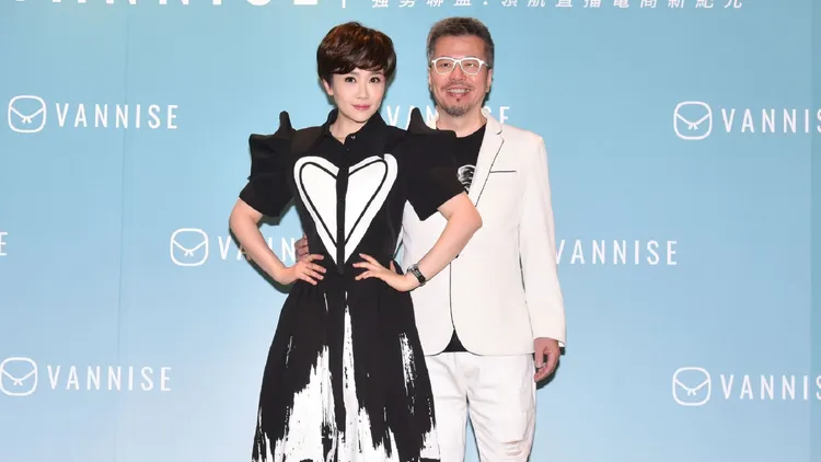 寇乃馨（左）曝与黄国伦合作，坦言亲夫妻，明算帐，每一笔收入都清清楚楚。寇乃馨提供