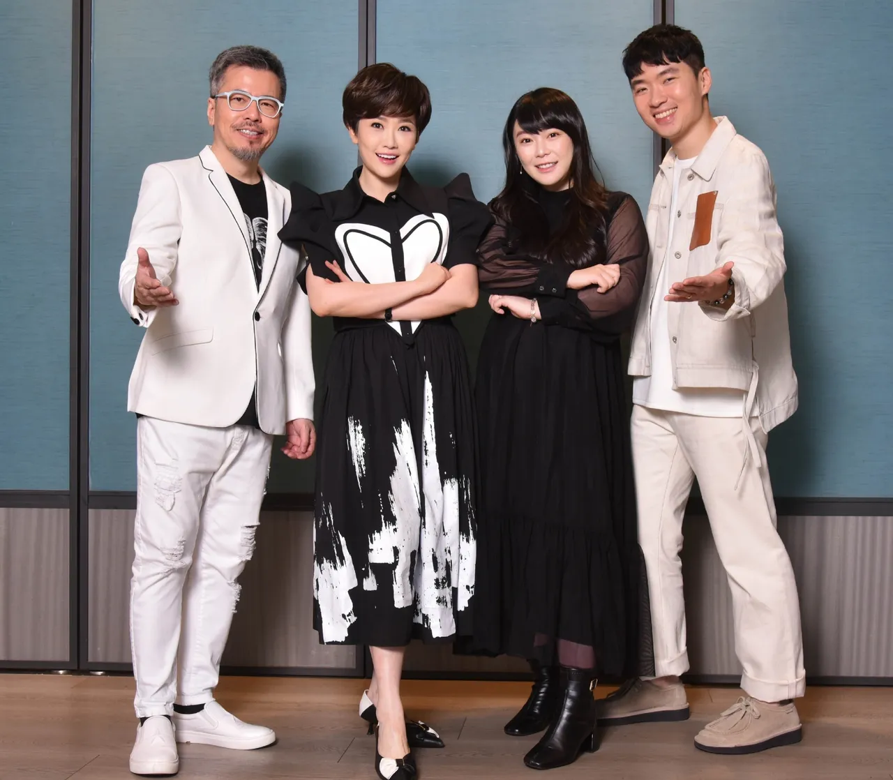 黄国伦（左起）、寇乃馨与温倪诗创办人夫妻郑羽珈、邱子轩合作。寇乃馨提供